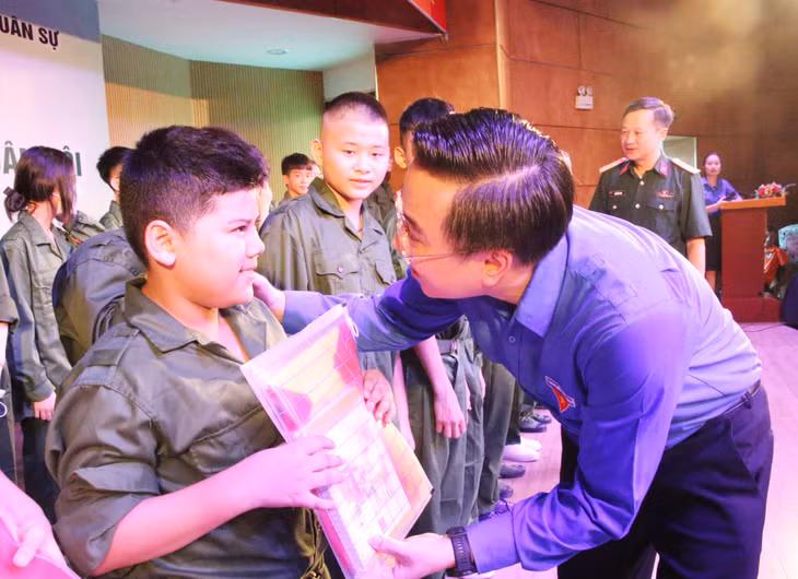 Lãnh đạo Tỉnh Đoàn tặng quà cho học sinh tham gia chương trình "Học hè quân đội" khóa I năm 2022.