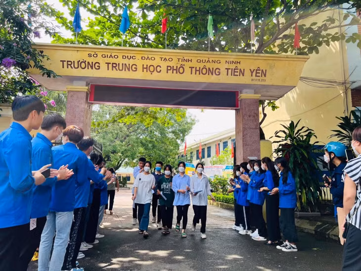 Sau 120 phút, các thí sinh hoàn thành bài thi môn Ngữ Văn trong buổi sáng. (Ảnh Trần Hoàn - Trung tâm TTVH huyện Tiên Yên).