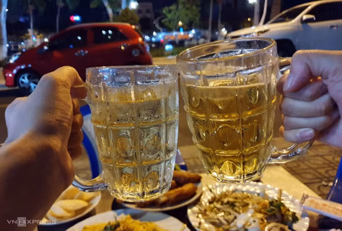 Vào dịp lễ tết, số lượng rượu bia được tiêu thụ tăng vọt ở các nước Châu Á, trong đó có Việt Nam. Ảnh: Thư Anh