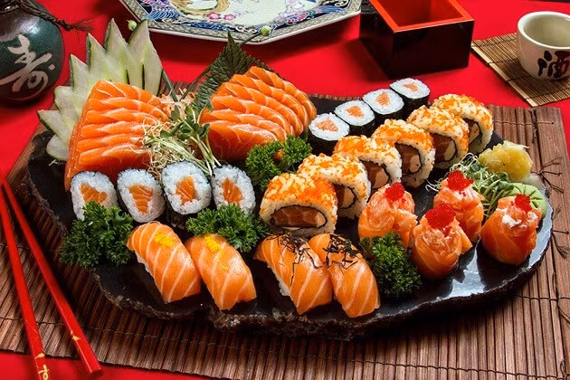 Tuy rất hấp dẫn nhưng sushi và sashimi có thể chứa vi khuẩn gây bệnh nếu nguyên liệu không bảo đảm