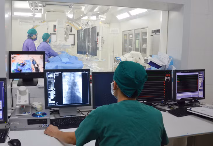 Các bác sĩ thực hiện 1 ca can thiệp tim mạch tại Phòng can thiệp tim mạch (Bệnh viện Đa khoa tỉnh).