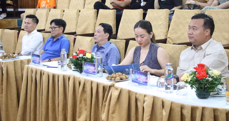 Ban Giám khảo vòng sơ khảo cuộc thi Sao Mai Quảng Ninh năm 2022.