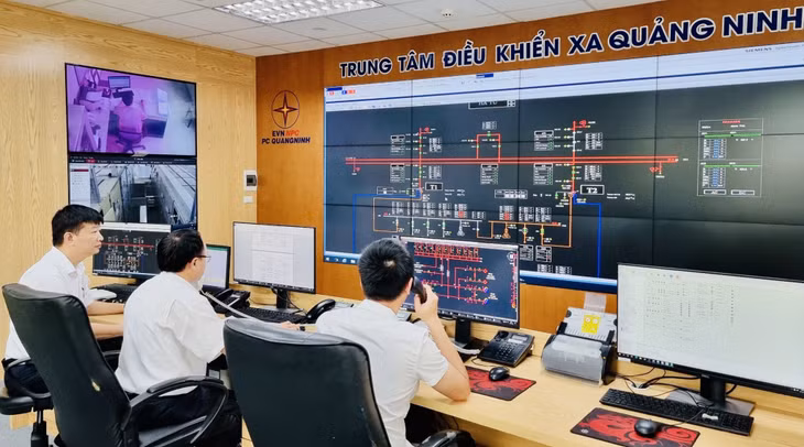 Trong khi Đội Quản lý lưới điện cao thế Quảng Ninh thao tác ngoài hiện trường thì các cán bộ Trung tâm Điều khiển xa của Công ty trực điều hành, theo dõi vận hành đường dây 173 khi tách đường dây 174 để công tác.