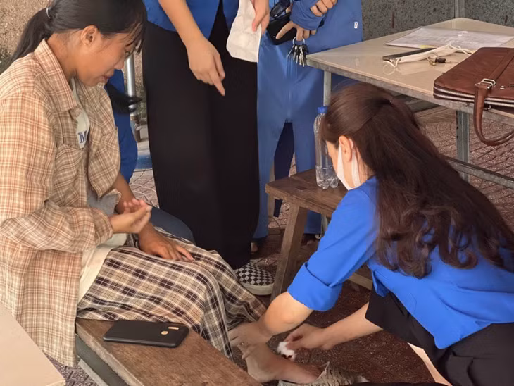 Đoàn viên thanh niên huyện Tiên Yên hỗ trợ thí sinh bị va chạm giao thông khi đến trường thi. (Ảnh Trần Hoàn - Trung tâm TTVH huyện Tiên Yên).