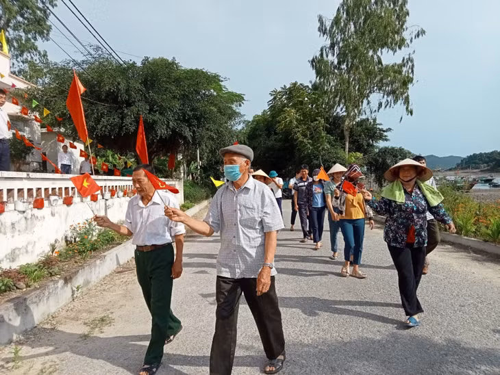 Người dân xã đảo Ngọc Vừng, huyện Vân Đồn hân hoan đi bầu cử.