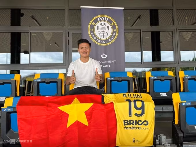 Quang Hải ngồi trên khán đài sân Nouste Camp sau khi hoàn tất cuộc kiểm tra y tế chiều 29/6.