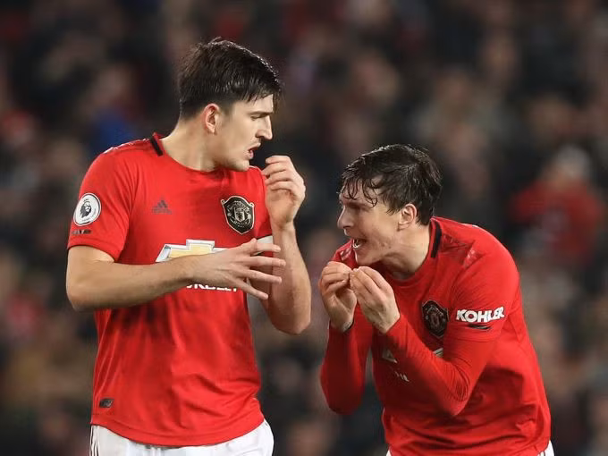 Maguire (trái) và Lindelof được xem là những mắt xích yếu nhất của Man Utd nhiều năm qua. Ảnh: AFP