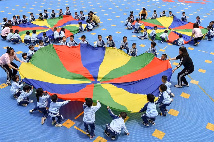 Trẻ em vui chơi tại một trường mẫu giáo ở Yên Đài, tỉnh Sơn Đông, Trung Quốc.Ảnh: AFP