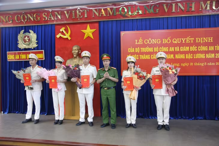 Đại úy Nguyễn Nhật Bình (thứ ba, trái sang) cùng đồng đội nhận quyết định thăng cấp bậc hàm tháng 6/2022.