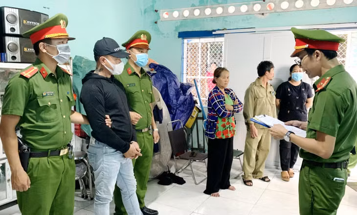 Cơ quan CSĐT Công an TP Tuy Hòa công bố lệnh bắt tạm giam và khám xét nơi ở của bị can Dương Văn Toàn.