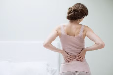 Tê bì chân tay, hay đau nhức các khớp chân, tay, hay bị chuột rút, đau người, đau lưng âm ỉ là triệu chứng của loãng xương sau sinh.