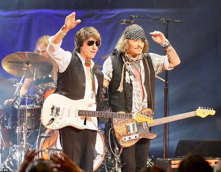 Johnny Depp biểu diễn tại Anh.