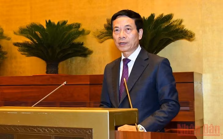 Bộ trưởng Thông tin và Truyền thông Nguyễn Mạnh Hùng trình bày Tờ trình về dự án Luật sửa đổi bổ sung một số điều của Luật Tần số vô tuyến điện. (Ảnh: KHOA NGUYÊN)