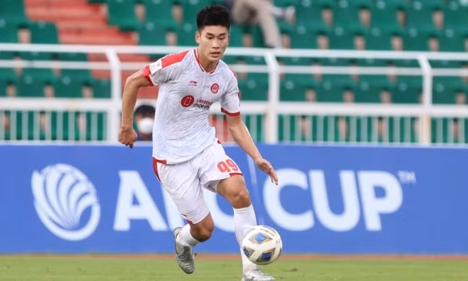 Mạnh Dũng gây ấn tượng trong lần đầu đá chính tại AFC Cup. Ảnh: Đức Đồng.