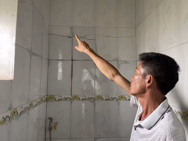 Ngôi nhà của gia đình anh Nguyễn Văn Hải (thôn 5, xã Hải Đông) xuất hiện nhiều vết nứt trên tường, trần nhà.