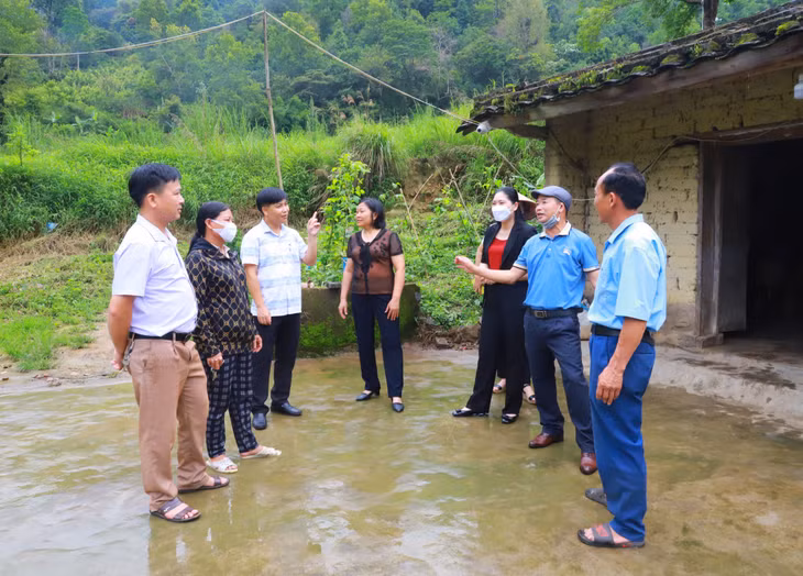 Lãnh đạo huyện Bình Liêu và xã Húc Động tuyên truyền cho người dân trong xã về xây dựng NTM nâng cao.