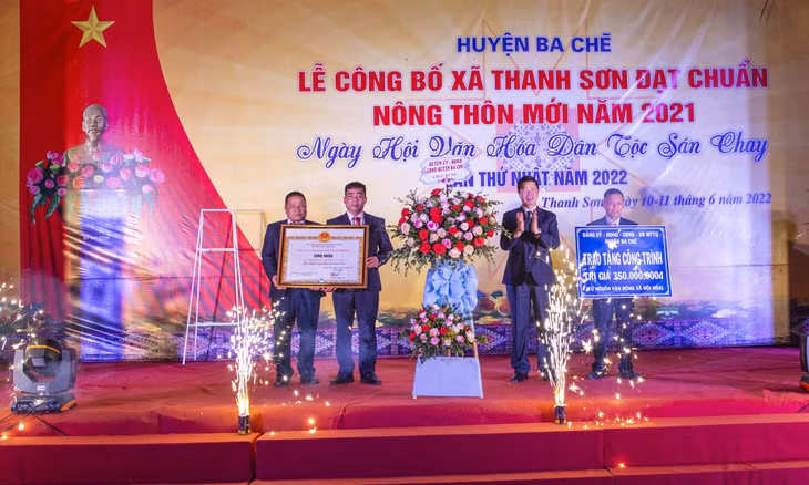 Xã Thanh Sơn đón nhận bằng công nhận xã đạt chuẩn nông thôn mới năm 2021 của tỉnh. Ảnh: Dương Phượng Đại