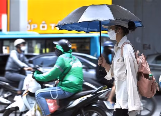 Vung ap thap tai Bien Dong manh dan len, Bac Bo van nang gay gat hinh anh 1