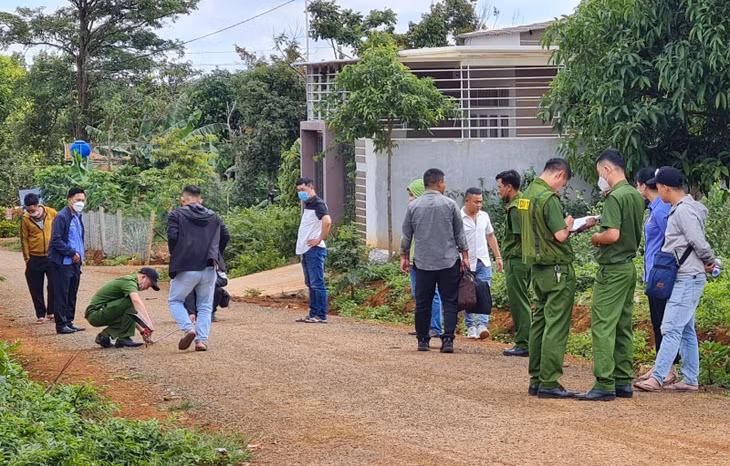 Lực lượng Công an tiến hành khám nghiệm hiện trường nơi xảy ra vụ nổ súng.