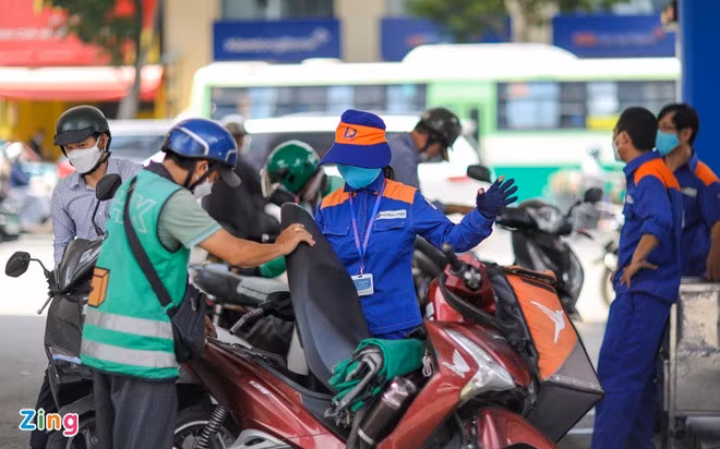 Vấn đề giảm thuế xăng dầu ngày càng cấp bách khi giá liên tục tăng cao. Ảnh: Quỳnh Danh.
