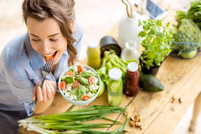 So với uống nước ép thì ăn toàn bộ thực phẩm sẽ có nhiều chất xơ hơn. Ảnh: Shutterstock