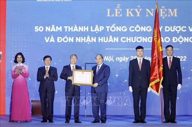 Chủ tịch nước Nguyễn Xuân Phúc trao tặng Huân chương Lao động hạng Nhất cho Tổng công ty Dược Việt Nam - Ảnh: TTXVN