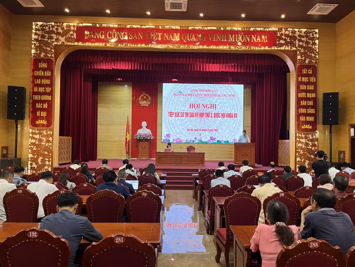 Quang cảnh buổi tiếp xúc cử tri tại huyện Hải Hà.