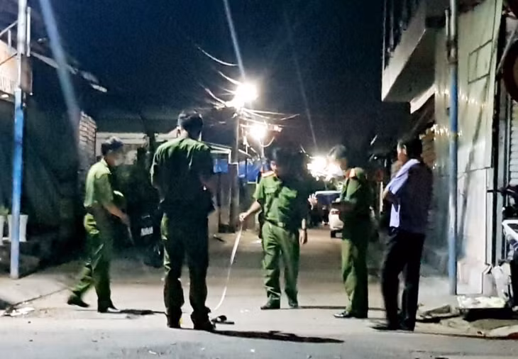 Công an khám nghiệm hiện trường.