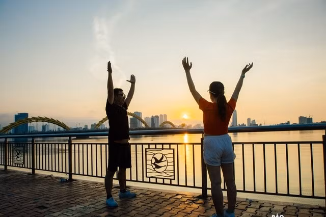 Người bệnh tăng huyết áp nên tập thể dục vào lúc sáng sớm, khi nhiệt độ và mặt trời chưa gay gắt.
