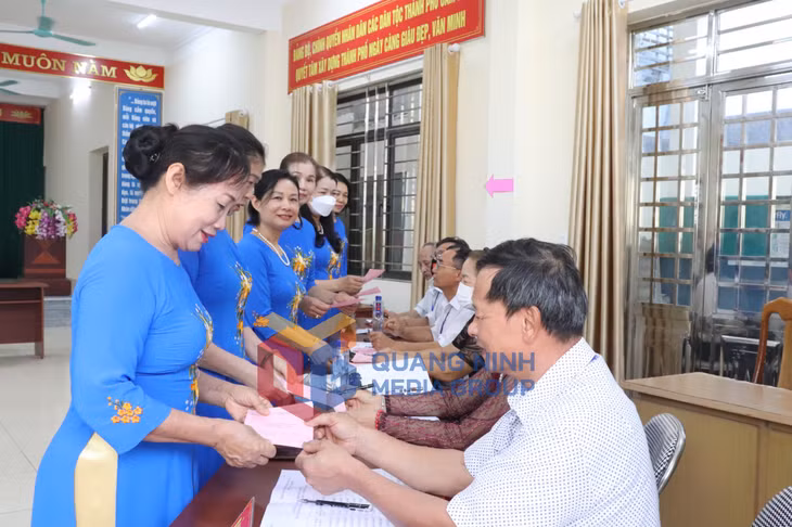 Cử tri TP Cẩm Phả hân hoan nhận lá phiếu bầu chuẩn bị bầu ra người đủ đức đủ tài đại diện cho người dân trong nhiệm kỳ mới.