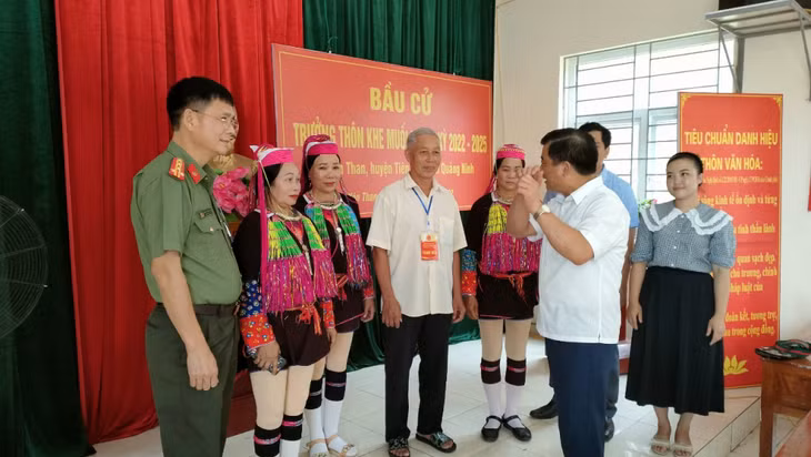 Lãnh đạo huyện Tiên Yên có mặt tại các điểm bầu cử trên địa bàn huyện, trò chuyện, động viên, nắm bắt tâm tư, tình cảm của cử tri.