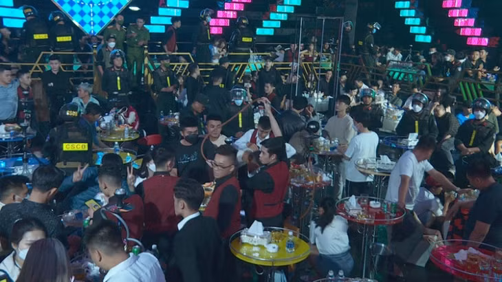 Hàng trăm thanh niên đang say sưa nhảy múa tại quán Bar Club47 khi Công an đột kích lúc rạng sáng.