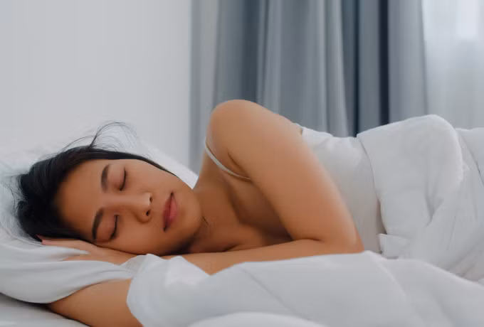 Người trưởng thành nên ngủ 7-8 giờ và cố gắng ngủ vào cùng thời điểm mỗi đêm. Ảnh: Freepik
