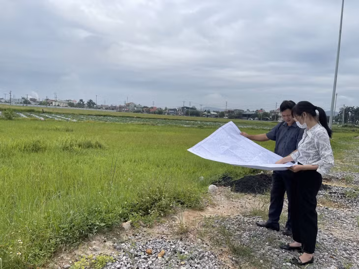 Cán bộ Trung tâm Phát triển Quỹ đất TX Đông Triều tham gia kiểm đếm, đo đạc tài sản liên quan đến dự án Quảng trường Trung tâm thị xã.