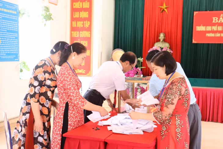 Đến 10h sáng 5/6, khu phố Hai Giếng 2, phường Cẩm Thuỷ, TP Cẩm Phả đã hoàn thành việc bỏ phiếu. Theo thống kê, có 337/337 cử tri đại diện hộ gia đình trên địa bàn đi bầu cử, đạt tỷ lệ 100%.