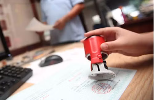 Cảnh giác thủ đoạn sử dụng con dấu, tài liệu giả để lừa doanh nghiệp - Ảnh minh họa.