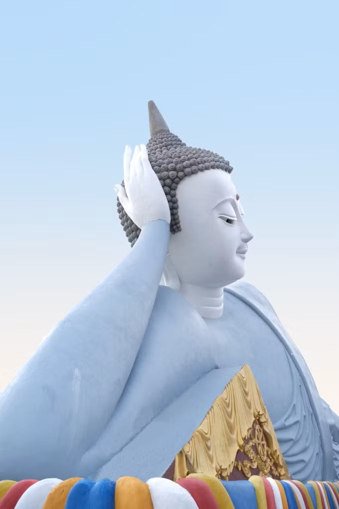 Tên gọi được đặt tên theo cây som rong - một loài cây dại mọc quanh chùa. Vừa đặt chân vào khuôn viên, du khách ấn tượng với thiết kế nổi bật, mang đậm dáng dấp của văn hóa Khmer. Kế bên chánh điện là tượng Phật Thích Ca nhập niết bàn lớn nhất Việt Nam, dài khoảng 73 m, cao 29 m và nặng khoảng 490 tấn.