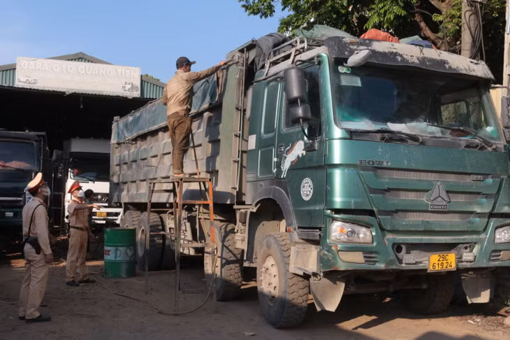 Lực lượng chức năng cưỡng chế cắt thành thùng phương tiện vi phạm.