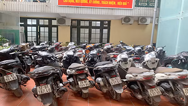 Công an thu giữ nhiều xe máy tay ga đắt tiền trong quá trình phá án.