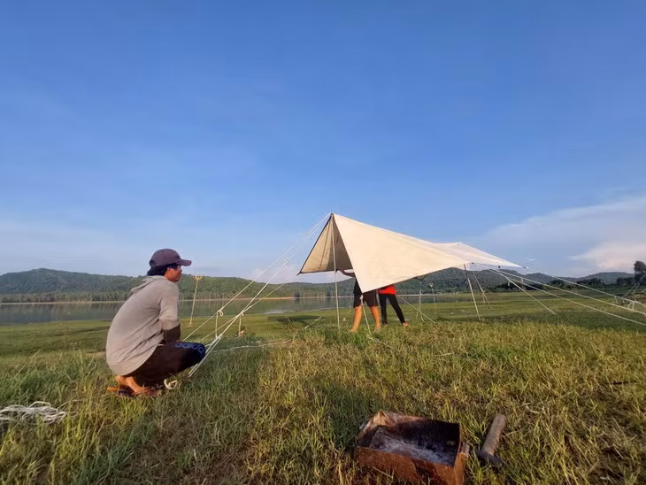 Dựng trại chuẩn bị cho "bữa tiệc" thiên nhiên - Ảnh: X.A