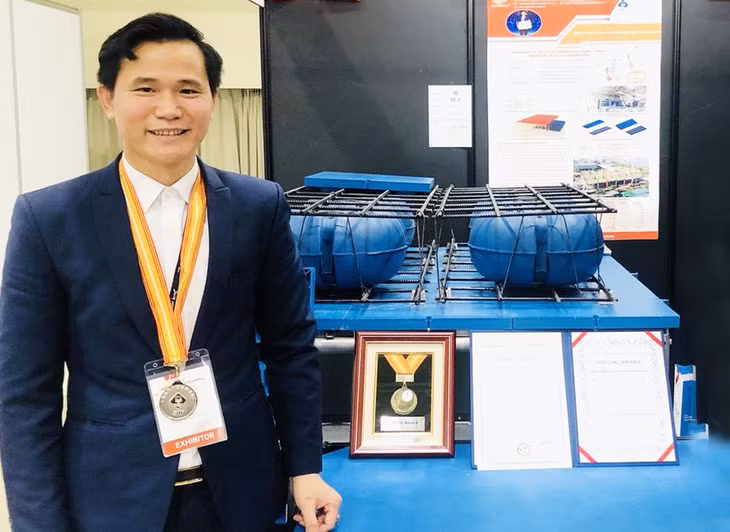.Tiến sĩ Nguyễn Xuân Thủy bên sản phẩm sàn bóng