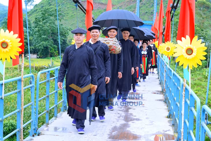 2022-06_Ngày hội văn hóa dân tộc Sán Chay lần thứ 1 năm 2022 - Tái hiện cảnh ăn hỏi trong lễ cưới truyền thống của người Sán Chay. Ảnh Vũ Thành