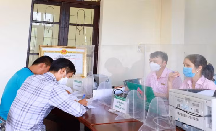 Ngân hàng CSXH huyện Bình Liêu thực hiện thủ tục giải ngân vốn vay cho người dân. Ảnh: Dương Hà