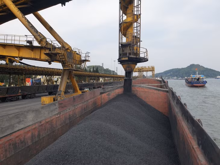 Công ty Kho vận và Cảng Cẩm Phả xây dựng phương án đảm bảo an toàn cho các phương tiện ra vào cảng bốc rót than trong mùa mưa bão.&nbsp;Ảnh chụp tại cảng Cửa Ông (TP Cẩm Phả)