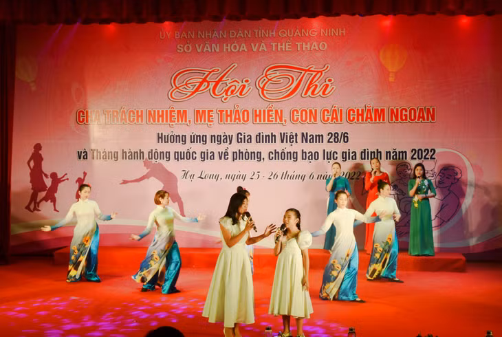 Chị Nguyễn Thị Huyền (đội thi TP Uông Bí) cùng con gái trình diễn ca khúc "Mẹ yêu ơi" tại hội thi.