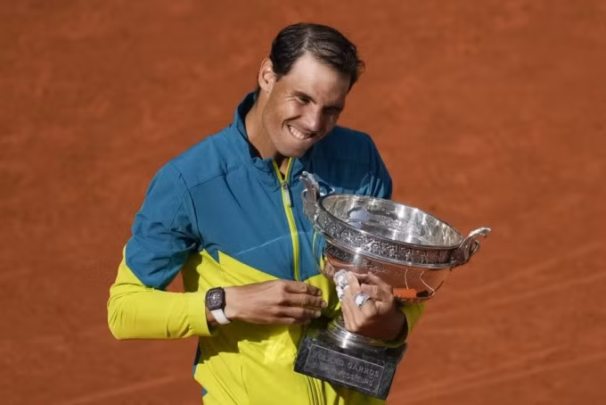 Nadal phá kỷ lục của đồng hương Andres Gimeno để trở thành tay vợt nam nhiều tuổi nhất vô địch Roland Garros. Ảnh: Reuters