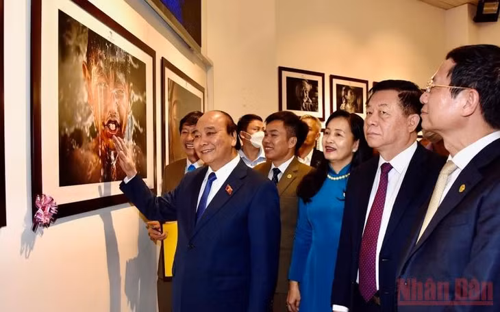 Chủ tịch nước Nguyễn Xuân Phúc và các đại biểu tham dự triển lãm. (Ảnh: Trần Hải)