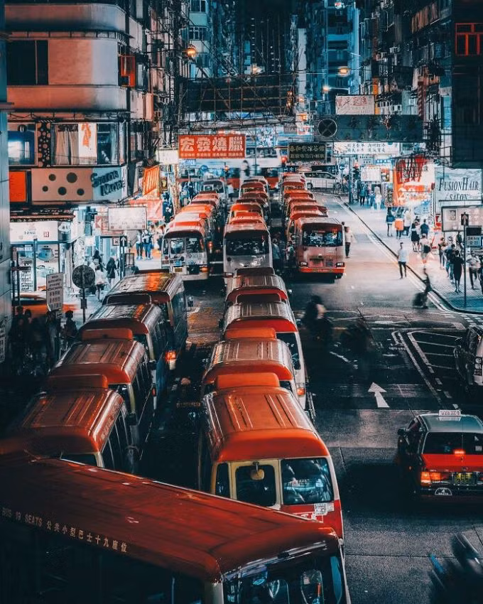 Ánh sáng về đêm ở Hong Kong được tạo ra bởi đèn đường, những tấm biển quảng cáo đặc trưng và đèn từ những ô cửa, tạo nên 'bản hòa ca' của màu sắc và ánh sáng. Đây cũng là đặc trưng của du lịch Hong Kong mà hầu như du khách nào tới đặc khu này cũng muốn trải nghiệm.
