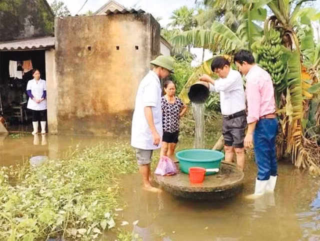 Thau rửa bể nước, giếng nước, dụng cụ chứa nước và dùng hóa chất để khử trùng nước ăn uống và sinh hoạt theo hướng dẫn của nhân viên y tế. Ảnh minh họa