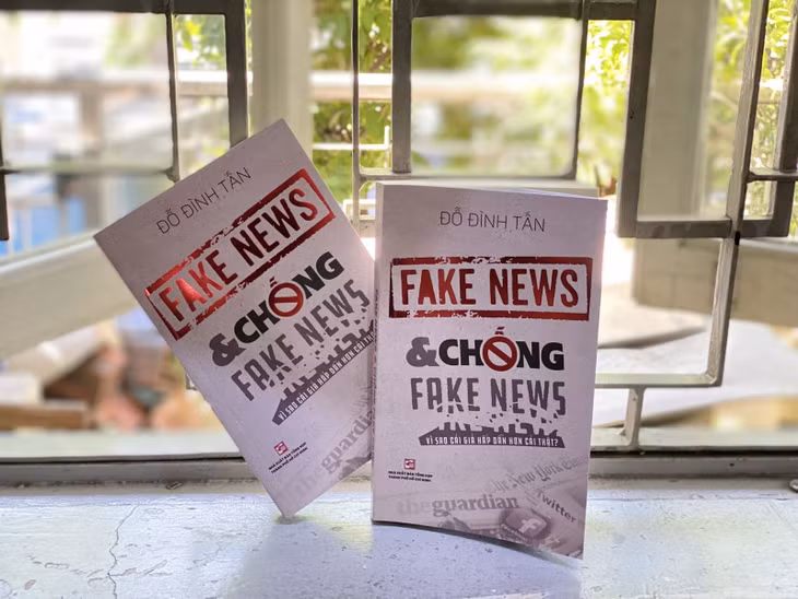 Bìa sách "Fake news và chống Fake news ".